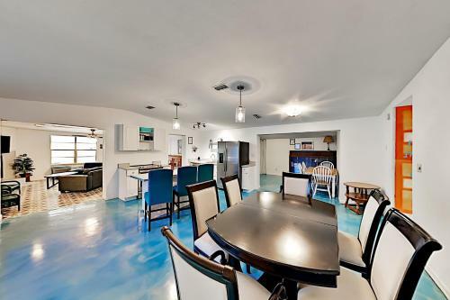 Stylish Home - King Beds - Near Busch Gardens Home