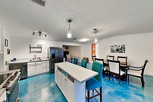 Stylish Home - King Beds - Near Busch Gardens Home