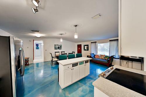 Stylish Home - King Beds - Near Busch Gardens Home