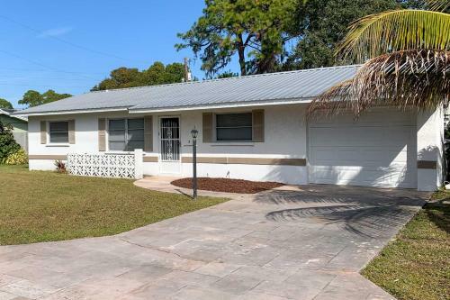 Quiet Venice Home With Private Lanai And Hot Tub!