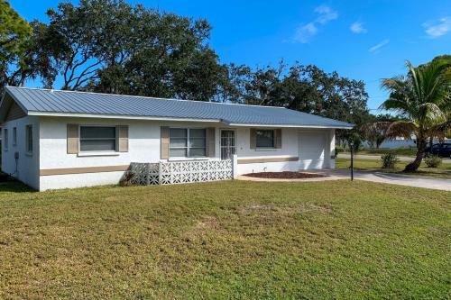 Quiet Venice Home With Private Lanai And Hot Tub!