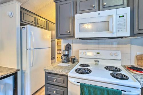 Vibrant And Pet-friendly Oasis With Resort Perks!