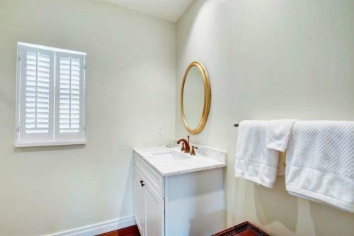 Sunny Days Walking Distance To Everything! Villa