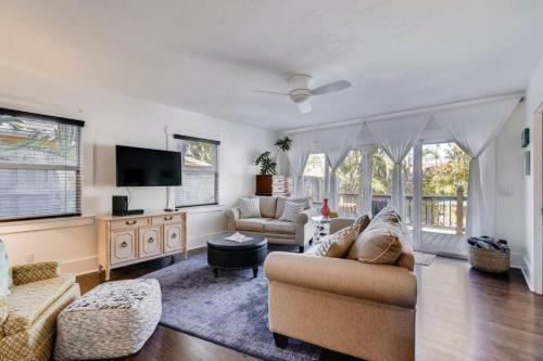 West Palm Beauty With Private Pool Home