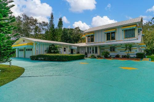 Pams Mermaid House With Riverfront Yard And Lanai!
