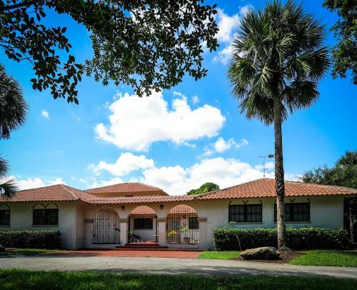 4 Acre Property & Mansion Sleeps 28 ?the Hacienda?