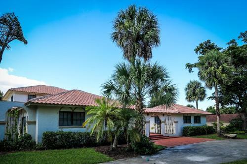 4 Acre Property & Mansion Sleeps 28 ?the Hacienda?