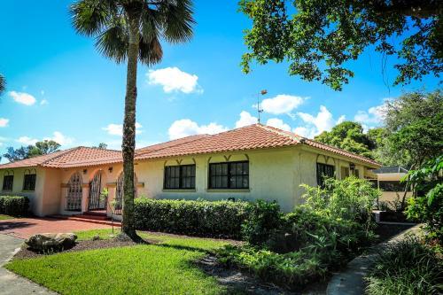 4 Acre Property & Mansion Sleeps 28 ?the Hacienda?