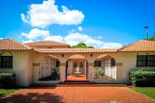 4 Acre Property & Mansion Sleeps 28 ?the Hacienda?