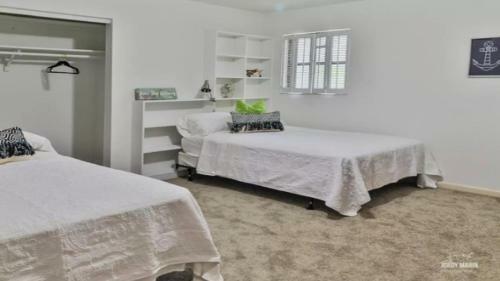 4 Acre Property & Mansion Sleeps 28 ?the Hacienda?