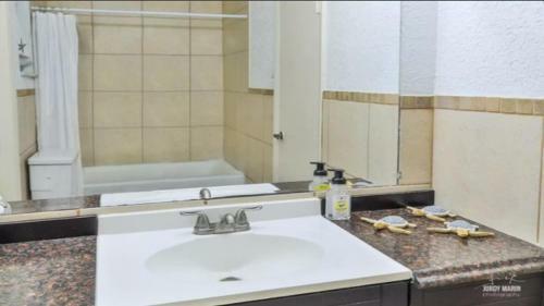 4 Acre Property & Mansion Sleeps 28 ?the Hacienda?