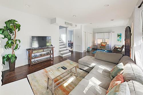 Upscale Coastal Home - Pool, Patio, Walk To Dining Home