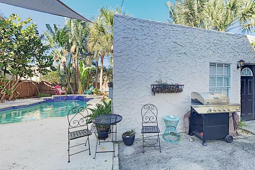 Upscale Coastal Home - Pool, Patio, Walk To Dining Home