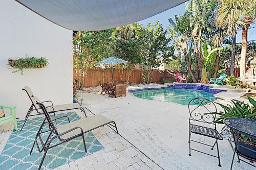 Upscale Coastal Home - Pool, Patio, Walk To Dining Home