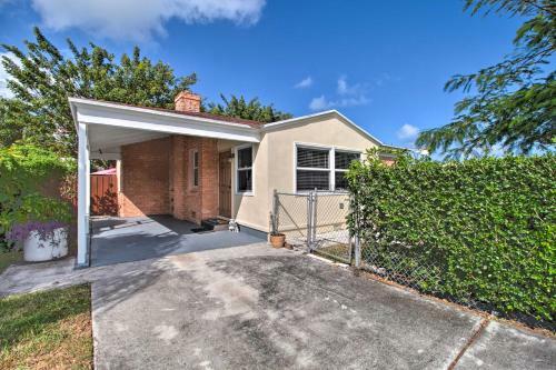 West Palm Beach Home With Yard -2 Mi To Beach!