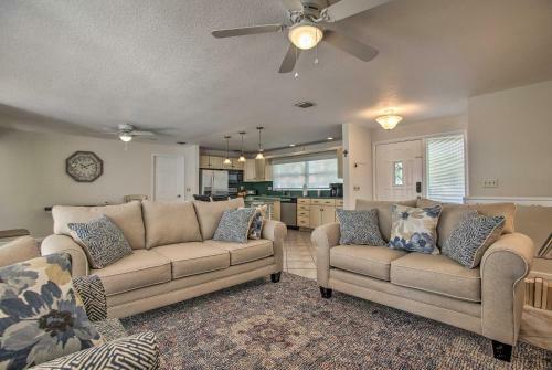 Breezy Updated Home - Walk To Beach And Restaurants!