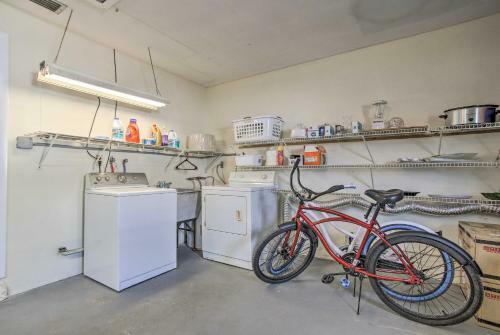 Breezy Updated Home - Walk To Beach And Restaurants!