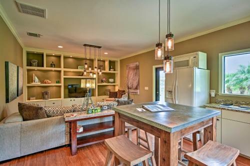 Vacation Villa With Fire Pit - 10 Mi To Beach!