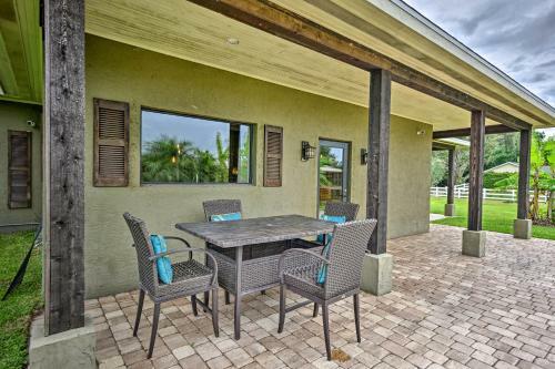 Vacation Villa With Fire Pit - 10 Mi To Beach!