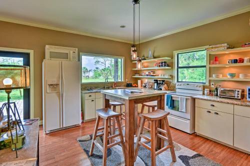 Vacation Villa With Fire Pit - 10 Mi To Beach!