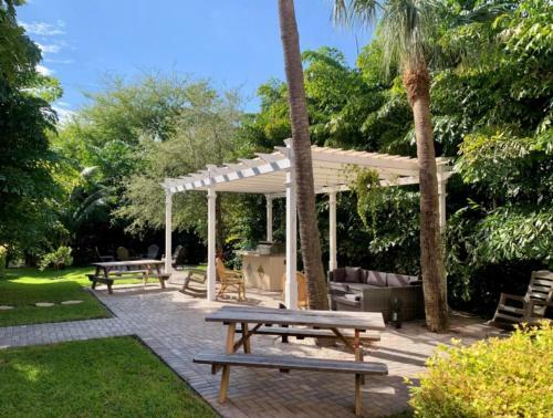 Buttercup - 3bd-3ba - Sleep 7 On Quiet Street