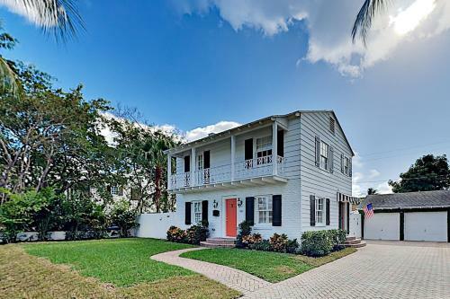 Colonial Home With Modern Updates & Private Pool Home