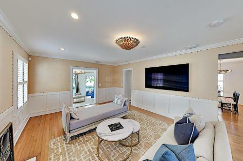 Colonial Home With Modern Updates & Private Pool Home