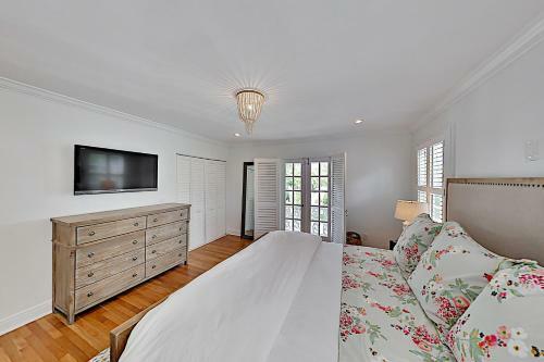 Colonial Home With Modern Updates & Private Pool Home