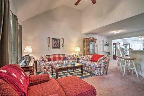 Charming Mountain Home With Deck In Blairsville!