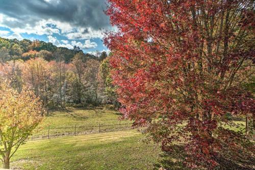 Charming Mountain Home With Deck In Blairsville!