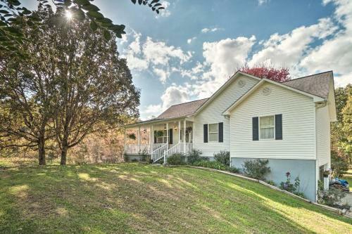 Charming Mountain Home With Deck In Blairsville!