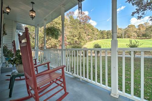 Charming Mountain Home With Deck In Blairsville!