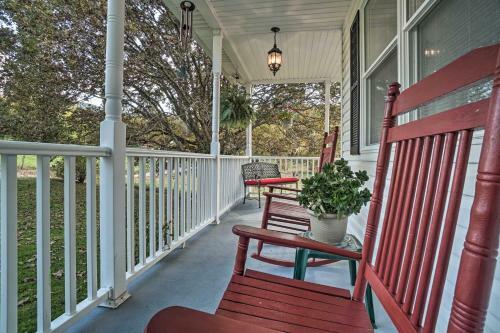 Charming Mountain Home With Deck In Blairsville!