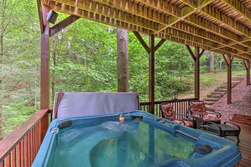 Blue Ridge Cabin With Wooded Views, Deck And Hot Tub!