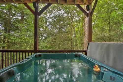 Blue Ridge Cabin With Wooded Views, Deck And Hot Tub!