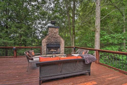 Blue Ridge Cabin With Wooded Views, Deck And Hot Tub!