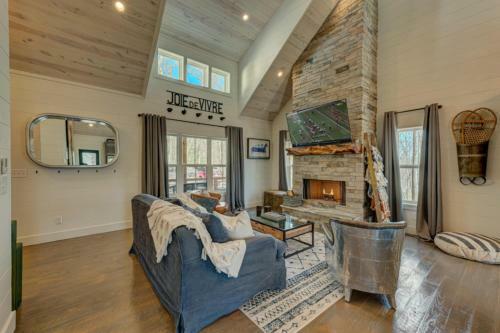 Farmhouse On Pine Terrace By Escape To Blue Ridge
