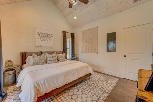 Farmhouse On Pine Terrace By Escape To Blue Ridge