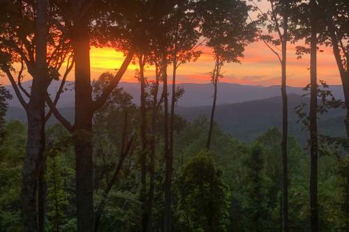 A Sunset Dream - Upscale Blue Ridge Cabin!
