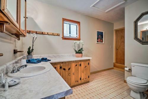 Family Cabin Near Hiking With On-site Pond, Deck