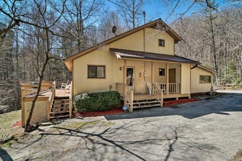 Family Cabin Near Hiking With On-site Pond, Deck