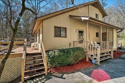 Family Cabin Near Hiking With On-site Pond, Deck