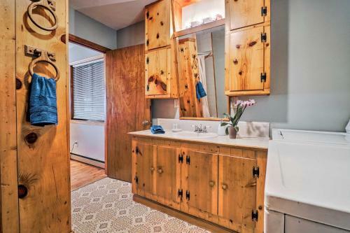 Family Cabin Near Hiking With On-site Pond, Deck
