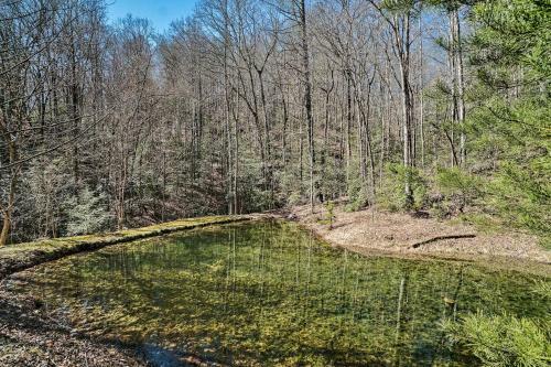 Family Cabin Near Hiking With On-site Pond, Deck