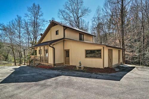 Family Cabin Near Hiking With On-site Pond, Deck