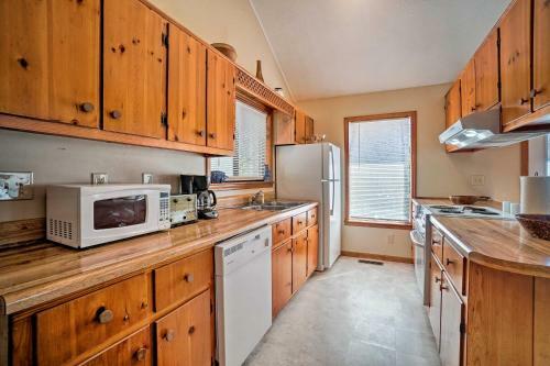 Family Cabin Near Hiking With On-site Pond, Deck