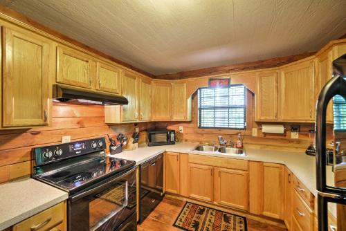 Private Ellijay Cabin With Deck, Fire Pit And Amenities
