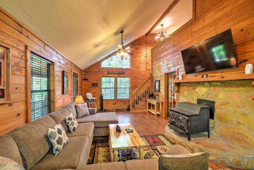 Private Ellijay Cabin With Deck, Fire Pit And Amenities