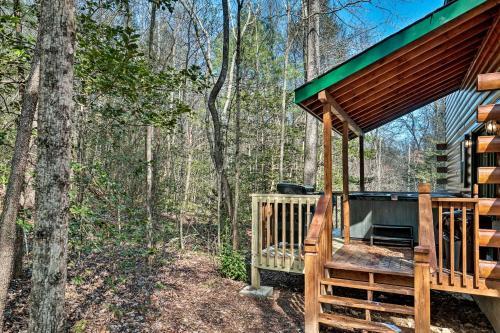 Epworth Escape With Deck, Fire Pit, Hot Tub, Views!