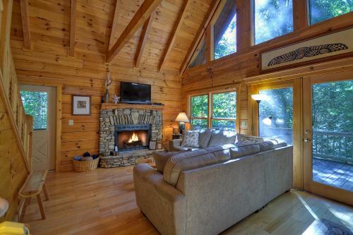 Thunder Falls- Cabin Perched Over 10ft Waterfalls!